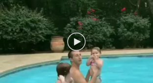 Папа в бассейне с дочками