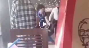 В Екатеринбурге охранник и уборщица торгового центра жёстко задержали мальчика на роликах
