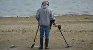 A sad but interesting find: a man showed an object he found on the beach (2 photos)