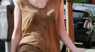 Эмма Робертс в прозрачной футболке (16 Фото)
