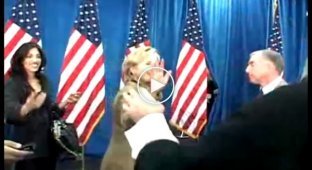 В присутствии Клинтон снова упал флаг США