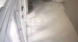 Грабитель взорвал банкомат при помощи газа из шариков