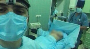 Студент медицинского ВУЗа опубликовал фото из операционной с голой пациенткой (2 фото)