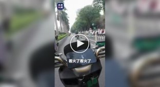 У Китаї кур'єр врятував водія, загасивши електроскутер, що спалахнув.