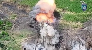 Куски оккупанта летят в воздухе после попадания беспилотника