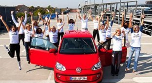 Volkswagen up! вместил в себя 16 человек (26 фото)