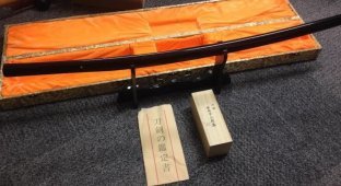 Samurai luck: the guy found a real katana in the garbage (13 photos)