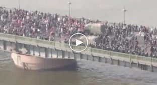Протестанты против Полиции на мосту в Египте