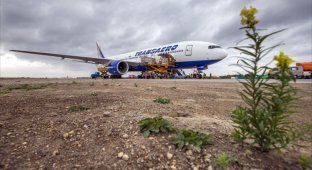 Обслуживание «Боинга-777-200» в аэропорту (32 фото)