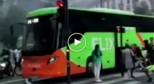 Во Франции толпа ограбила туристический автобус