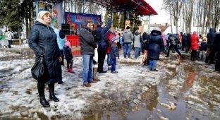 Жители Смоленска и Колпино отметили Масленицу по колено в грязи (10 фото)