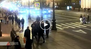Лихач на BMW снес двух девушек на пешеходном переходе в Петербурге
