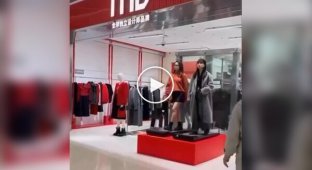 Chinese chain of stores ITIB uses girls instead of mannequins that walk on a treadmill