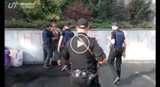 Как задерживают активистов под зданием канала Интер