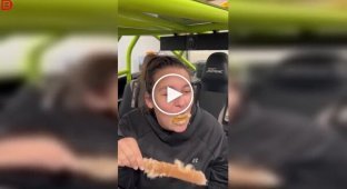 Девушка решила укусить рогоз— и мгновенно пожалела о своем решении