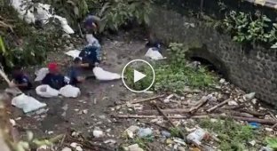 В Индонезии сотни добровольцев чистят реки от мусора