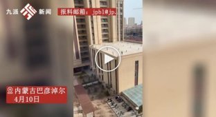 Китайские дети устроили на крыше роллердром