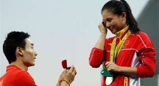 Китайский спортсмен сделал предложение коллеге по сборной во время церемонии награждения (6 фото + 1 видео)