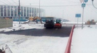В Нижнем Новгороде новый асфальт положили на снег (4 фото)