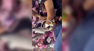 Лео Месси исполнял штрафной удар и попал в ребенка