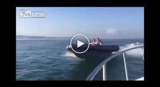 Смелые мужчины после алкоголя влетели в лодку с людьми