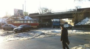 ДТП трамвая и БТР в Днепропетровске (5 фото)
