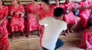 Необычный филиппинский парный танец между бамбуковых стеблей