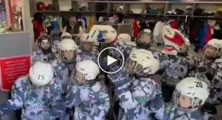 Хоккейный клуб Алтайского края. Маленькие дети 2014-2016 года рождения. Поют неофициальный гимн ЧВК Вагнера