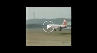 Аварийное приземление самолета. Старое видео