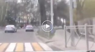 В Брянске сняли на видео погоню гаишника по тротуару за велосипедистом (мат)