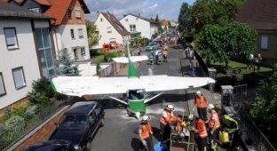 Аварийная посадка самолета в немецком городе (2 фото)