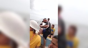 Boat passengers did not appreciate the guy's jump