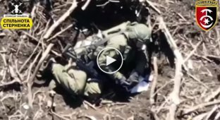 Бахмутское направление, украинские дрон сбрасывает ВОГ на голову российскому военному