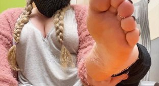 Американская студентка-медик зарабатывает $6000 в месяц, продавая фотографии ног (20 фото)