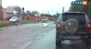 В Костроме водитель снес бетонную опору и перевернулся