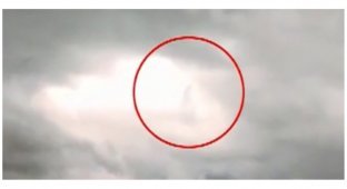 Это Иисус - пользователи сети опознали в идущем по облакам человеке сына Бога (2 фото + 1 видео)