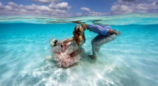 Свадьба посреди океана, прошедшая буквально по пояс в воде (23 фото)
