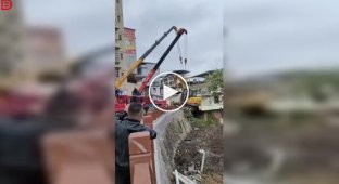 Не самая удачная установка экскаватора с помощью крана