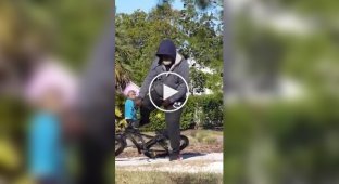 Парень устроил розыгрыш с «заряженным» велосипедом