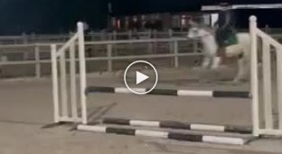 Жокей на коні та невдалий стрибок через бар'єр