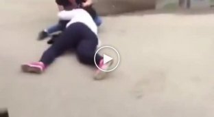 В Тверской области мужчина на глазах у посетителей кафе ударил знакомую ногой по лицу