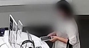 Погляньте, як жінка перегризає захисний трос та краде iPhone 14 Plus (5 фото + 1 відео)