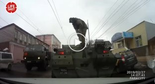 Момент аварии с БТРами в Курске, снятый на видеорегистратор