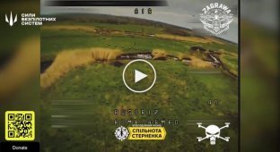 Среди поля на Донетчине российский солдат неудачно сбивает дрон-камикадзе палкой
