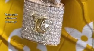 Фарелл Вільямс показав найдорожчу сумку з колекції Louis Vuitton