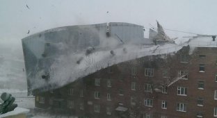 В Дудинке штормовой ветер сорвал крышу с жилого дома (5 фото + видео)