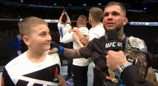 Новый чемпион UFC подарил свой пояс мальчику который победил рак (3 фото)