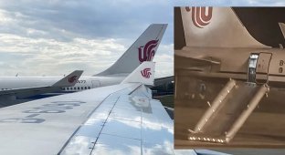 A passenger confused the plane's emergency door with a toilet (4 photos)