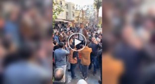 Самый высокий человек на фоне обычных людей