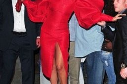 Lady Gaga показала свою драгоценность! (2 фото)